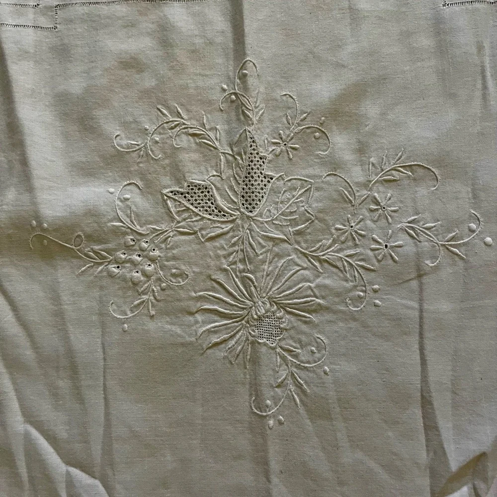 White Lace Trimmed Tablecloth 22/24 inches